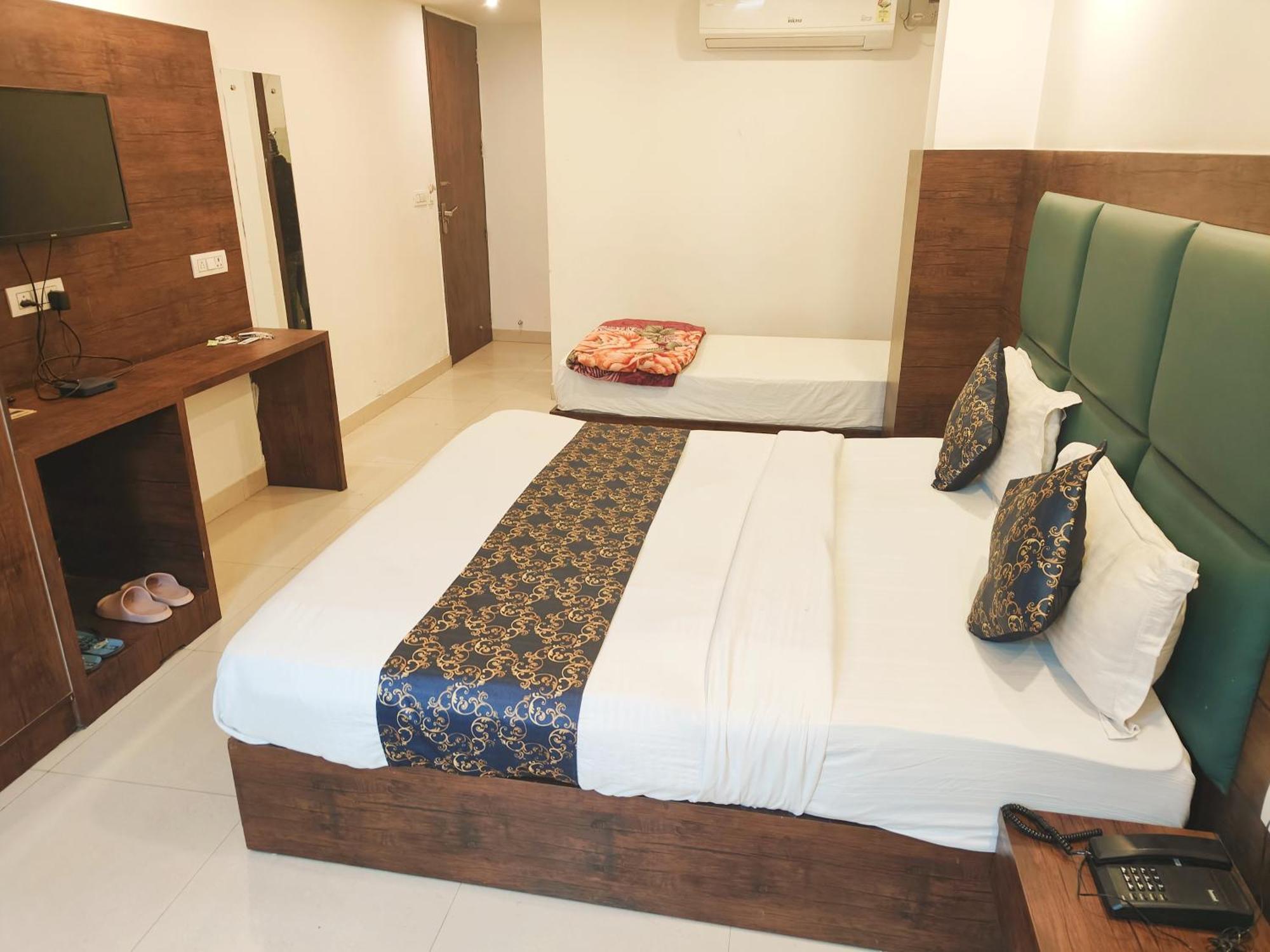 Hotel The Tark Near Igi Airport